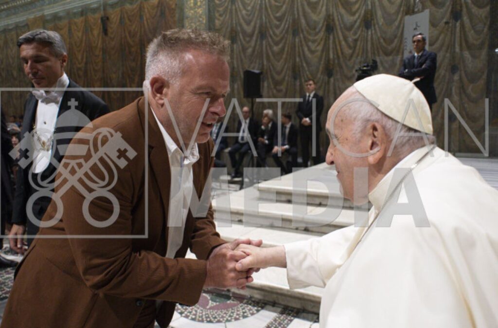 Papa Francesco Raul Gabriel Pope meet the artists Cappella Sistina 23 06 2023