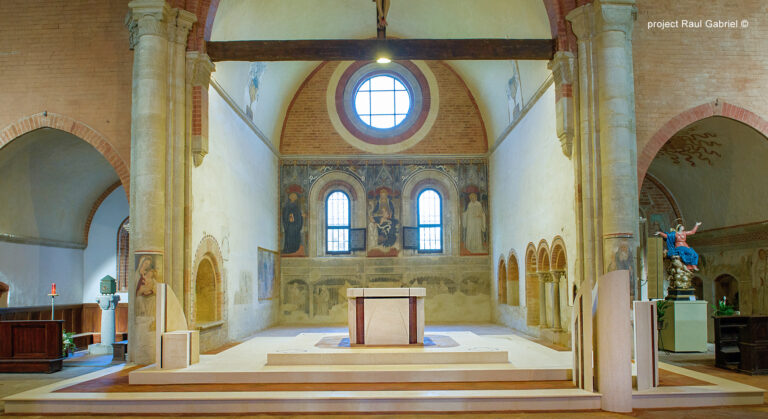 Presbiterio realizzato da Raul Gabriel per l'adeguamento liturgico dell'Abbazia Cistercense di Rivalta Scrivia XII sec © Raul Gabriel sacro contemporaneo